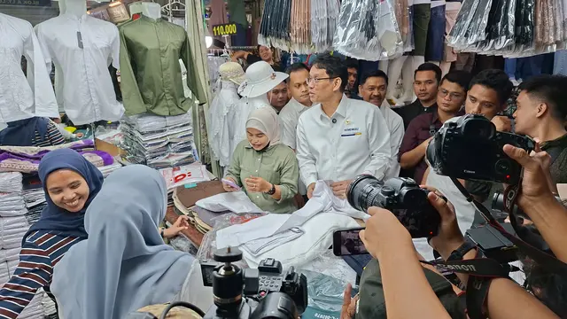 Menteri Keuangan Purbaya Yudhi Sadewa mengunjungi  Pasar Tanah Abang, Jakarta, Senin (9/3/2026). (Liputan6.com/Arief)