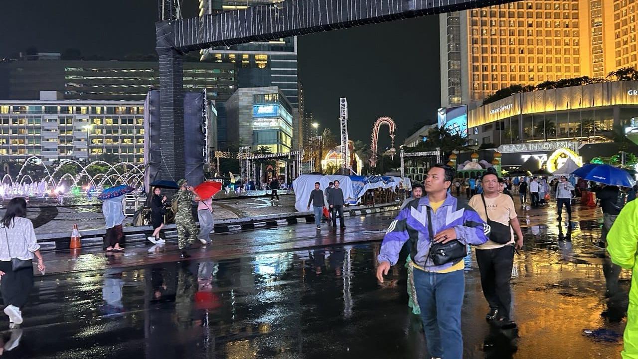 Hujan Tak Halangi Warga Datangi Car Free Night Bundarah HI