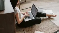 Wanita dapat membuat bisnis di dunia digital dengan mudah. (Foto: Pexels/Vlada Karpovich)