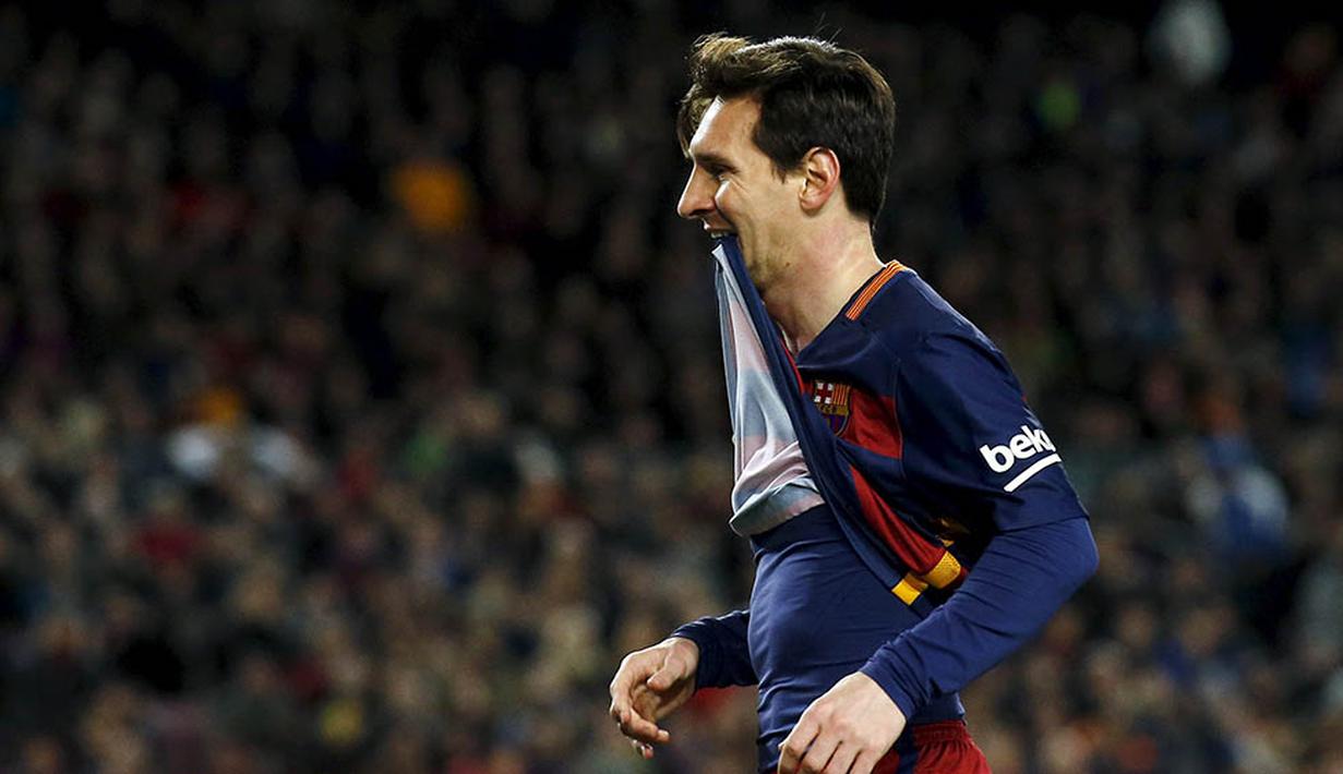 Bintang Barcelona, Lionel Messi, merayakan gol yang dicetaknya ke gawang Sevilla. Barca kini berbeda delapan poin dari Atletico Madrid yang ada pada peringkat kedua. (Reuters/Albert Gea)