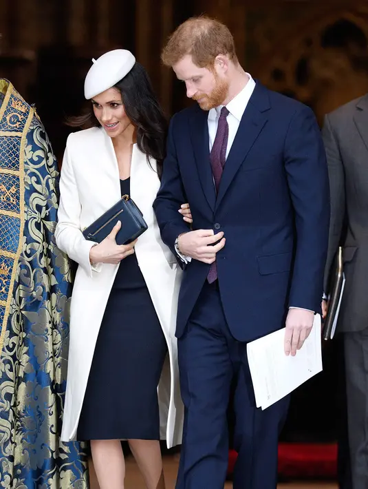 Meghan Markle memang kerap terlihat tak ingin jauh dengan Pangeran Harry ya! (Rex/Shutterstock/HollywoodLife)