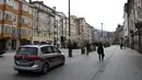 Mobil polisi diparkir di alun-alun yang sepi di Innsbruck, Austria, Selasa (17/11/2020). Pemerintah Austria telah memberlakukan pengetatan aturan covid-19 yang mencakup penutupan sekolah dan toko-toko nonesensial hingga 6 Desember 2020, seiring gelombang kedua virus corona. (AP/Matthias Schrader)