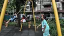 Warga mendampingi anaknya saat bermain di Ruang Publik Terpadu Ramah Anak (RPTRA) Benhil 2, Bendungan Hilir, Jakarta, Rabu (14/9/2022). Pemerintah Provinsi DKI Jakarta gencar membangun ruang publik di Ibu kota guna meningkatkan interaksi antarwarga dan sebagai destinasi hiburan alternatif. (merdeka.com/Iqbal S. Nugroho)