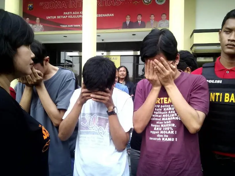 Para tersangka pesta seks sejenis di Surabaya (Liputan6.com / Dhimas Prasaja)