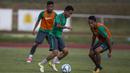 Pemain Timnas Indonesia U-22. Evan Dimas, berusaha melewati Ezra Walian saat latihan di Stadion UKM, Selangor, Senin (14/8/2017). Ini merupakan latihan terakhir jelang laga SEA Games melawan Thailand. (Bola.com/Vitalis Yogi Trisna)