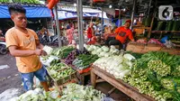 Pedagang merapikan sayuran dagangannya di Pasar Lembang, Tangerang, Banten, Selasa (4/5/2021). Kepala Badan Ketahanan Pangan Kementerian Pertanian memastikan pasokan pangan cukup sepanjang Ramadhan dan Idul Fitri. (Liputan6.com/Angga Yuniar)