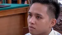 Wajah Richard Eliezer terlihat begitu pasrah saat menanti vonis yang akan dijatuhi terhadap dirinya atas kasus pembunuhan berencana Brigadir Nofriansyah Yosua Hutabarat alias Brigadir J.