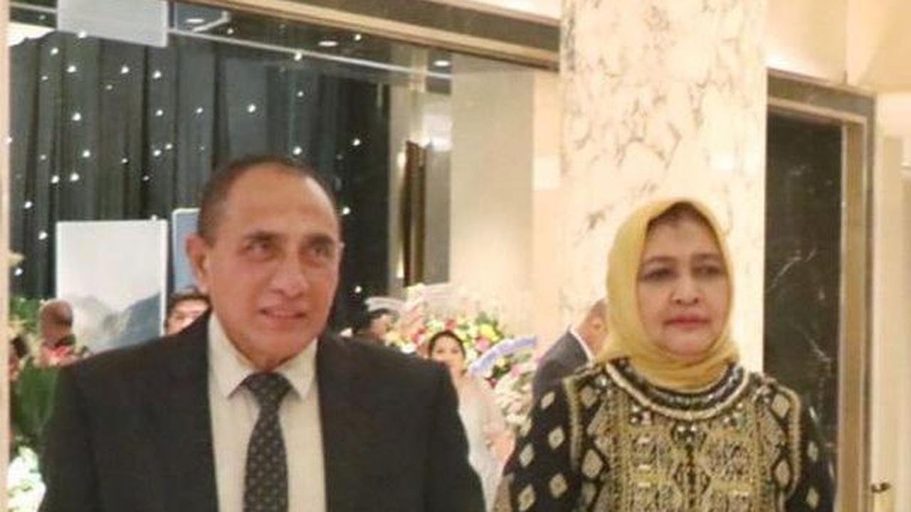 <b>Menghadiri Undangan Pernikahan</b>