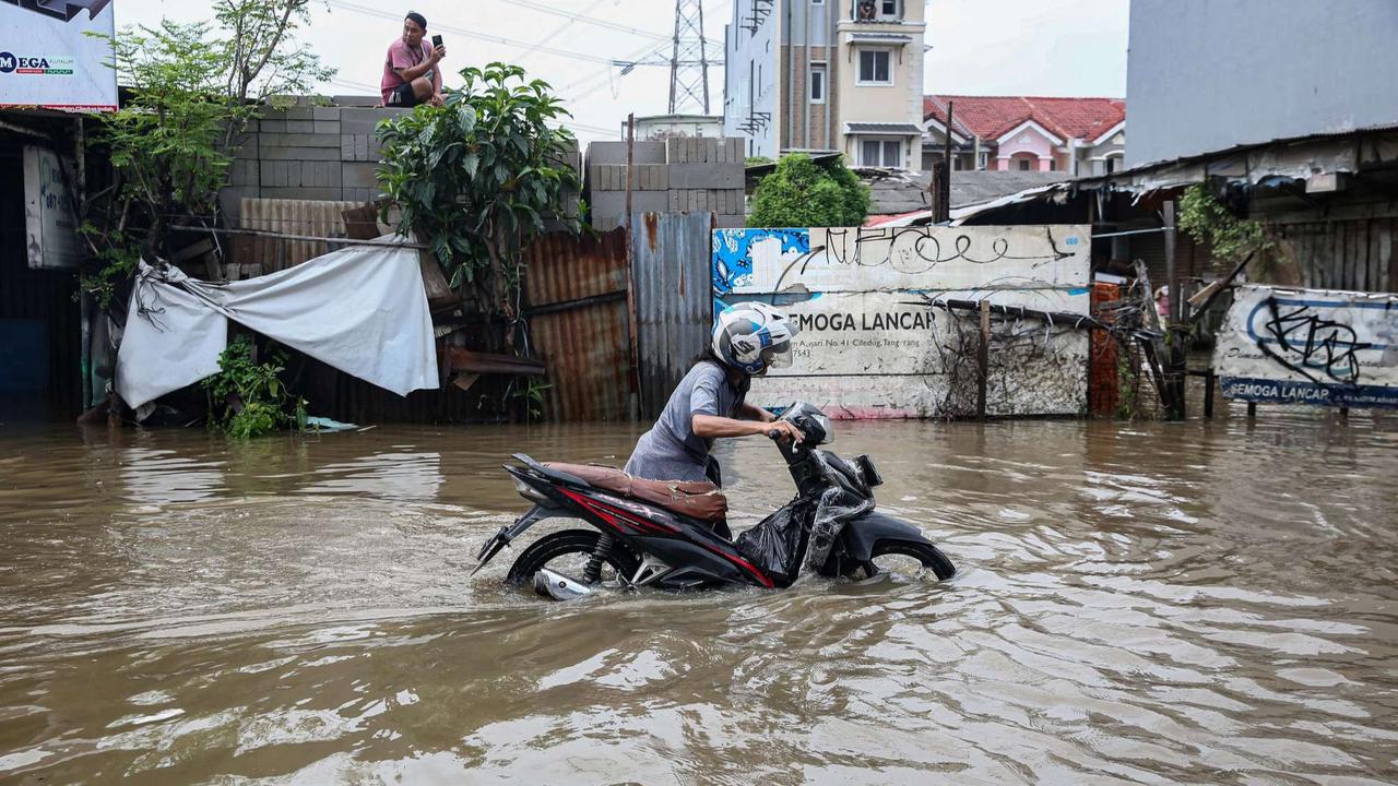 Kondisi terkini jalan penghubung Tangerang-Jakarta lumpuh akibat banjir