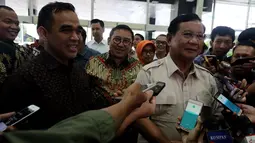 Ketua Umum Partai Gerindra Prabowo Subianto menjawab pertanyaan wartawan saat menyambangi Kompleks Parlemen, Jakarta, Rabu, (16/5). Selain membahas teror, Prabowo juga berkordinasi dan diskusi bersama politisi Gerindra di DPR. (Liputan6.com/JohanTallo)