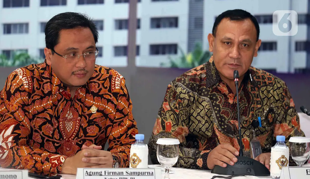 Ketua KPK Firli Bahuri (ketiga kanan) bersalaman dengan Ketua BPK Agung Firman Sampurna usai menggelar pertemuan di Gedung BPK, Jakarta, Selasa (7/1/2020). BPK dan KPK menyepakati kerja sama tindak lanjut hasil pemeriksaan yang berindikasi kerugian negara dan unsur pidana. (Liputan6.com/Johan Tallo)