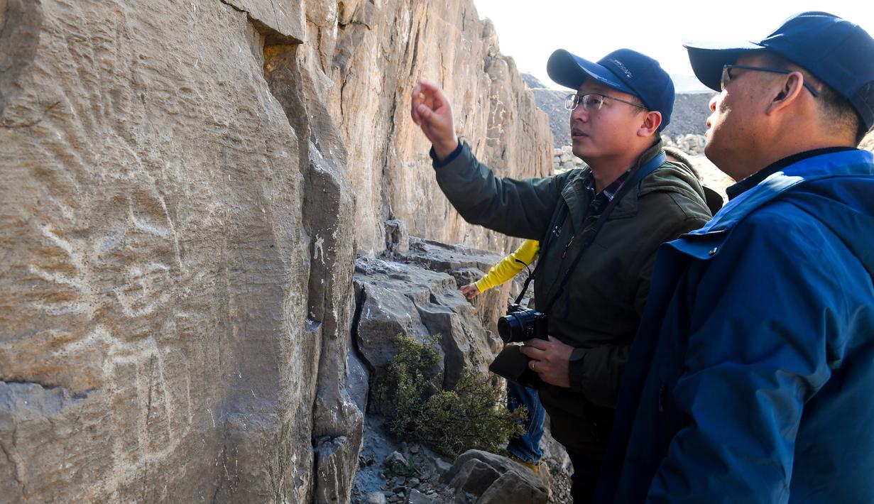 FOTO Meneliti Lukisan  Batu  di Gunung  Zhuozi Global 