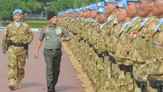 Panglima TNI Jenderal TNI Dr. Moeldoko beserta para pejabat teras Mabes TNI memberangkatkan 800 prajurit TNI yang tergabung dalam satuan tugas Batalyon Komposit (Satgas Yon Komposit) ke Darfur, Jakarta, Rabu (18/2/2015). (Liputan6.com/Herman Zakharia)