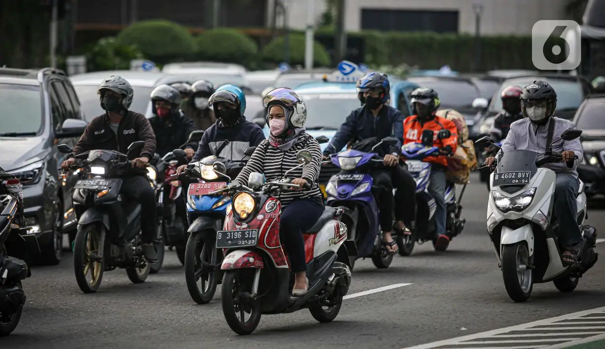 Sejumlah pengendara melintas di kawasan Jalan Sudirman, Jakarta, Selasa (2/11/2021). Sektor non-esensial kini boleh mempekerjakan hingga 75 persen karyawannya dari kantor. Sebelumnya, angka ini dibatasi hingga 50 persen. (Liputan6.com/Faizal Fanani)