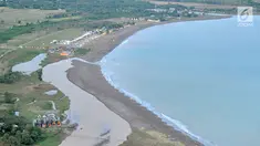 Panorama Pantai Palangpangyang berada di Desa Ciwaru, Kecamatan Ciemas, Kabupaten Sukabumi, Selasa (26/6). Pantai Palangpang atau yang biasa disebut Teluk Ciletuh berada di titik utama Geopark Ciletuh-Palabuhanratu. (Merdeka.com/Arie Basuki)