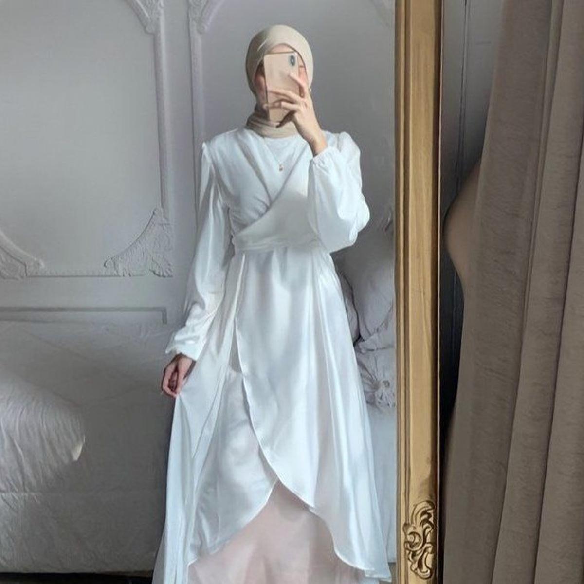 Gak Mesti Sama, Ini 7 Warna Hijab yang Cocok Dipadukan dengan Baju Lebaran!