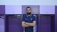 Bola.com melakukan sesi wawancara dengan bek Persita Tangerang, Javlon Guseynov di ruang ganti Indomilk Arena, Tangerang pada Rabu (22/10/2025). (Bola.com/Muhammad Iqbal Ichsan)