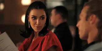 Dalam Episode 7 All's Fair, Kim Kardashian mengenakan baju berwarna merah. Ia tampil dengan gaya rambut kuncir belakangnya. [Dok. Chopard]