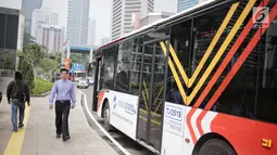 Bus Metrotrans menunggu penumpang di kawasan integrasi transportasi Dukuh Atas, Selasa (30/4/2019). Kawasan Terintegrasi Dukuh Atas  menghubungkan empat transportasi umum di DKI Jakarta, yaitu Transjakarta, MRT, KRL, LRT, dan Kereta Bandara. (Liputan6.com/Faizal Fanani)
