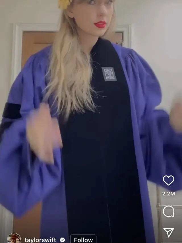 Taylor Swift Kenakan Toga Saat Menerima Gelar Doktor Kehormatan dari New York University, credit: Instagram @taylorswift