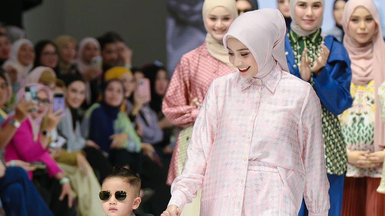 Rayyanza Malik Ahmad Mengguncang Catwalk Jakarta Fashion Week: Keren Seperti Bos Mafia