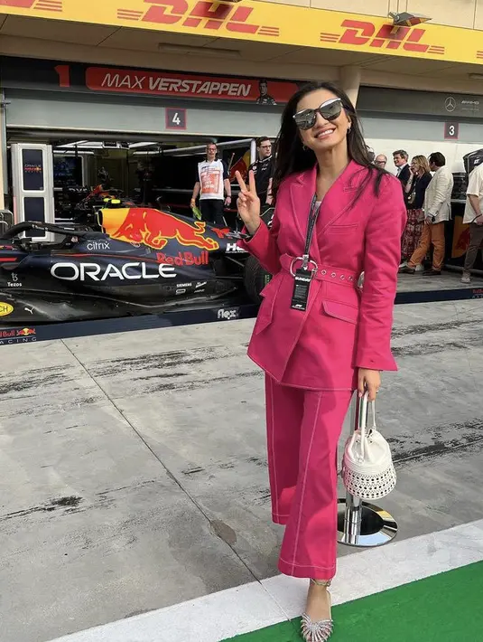 <p>Raline juga menghadiri balapan FI di Bahrain, ia tampil cerah mengenakan atasan blazer dengan detail belt dan pants warna magenta. Di sini ia bertemu putra Bangsawan Inggris. @ralineshah</p>