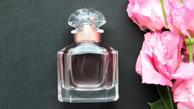 Parfum beraroma bedak dan bunga serasi untuk feminin.