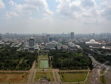 Suasana gedung pencakar langit di kawasan sekitar  Monas, Jakarta, Kamis (14/5/2015). Ruang Terbuka Hijau (RTH) yang ada di Jakarta hingga kini masih di bawah 10%. (Liputan6.com/Faizal Fanani)