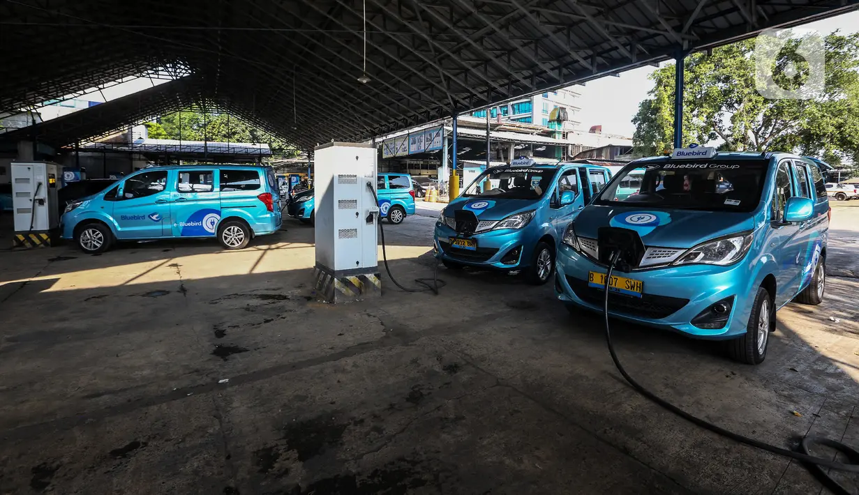Perusahaan taksi biru, PT Blue Bird Tbk. (BIRD) menargetkan dapat mengadopsi hingga 500 unit kendaraan listrik untuk armadanya hingga akhir 2023. (Liputan6.com/Johan Tallo)