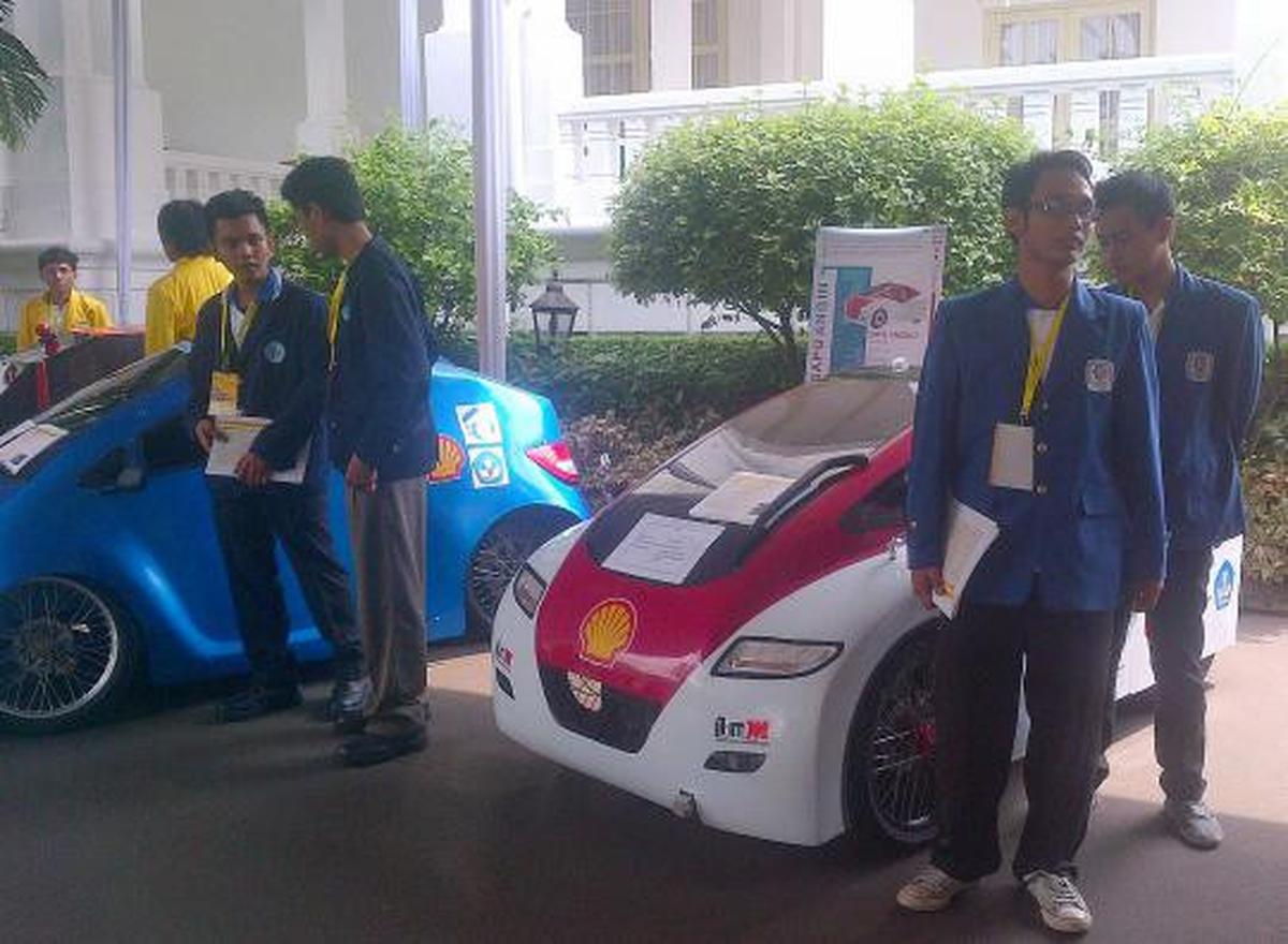17 Mobil hybrid parkir di Istana