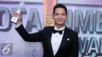 Dude Harlino raih penghargaan Georgeous Dad di ajang Infotainment Awards 2017. (Herman Zakharia/Liputan6.com)