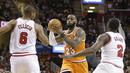 Pemain Cleveland Cavaliers, LeBron James (23) berusaha melewati hadangan para pemain Chicago Bulls pada aga NBA basketball game di Quicken Loans Arena, Cleveland. (AP/Tony Dejak)