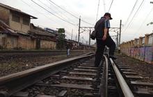 Pekerjaan menantang maut petugas penilik rel kereta