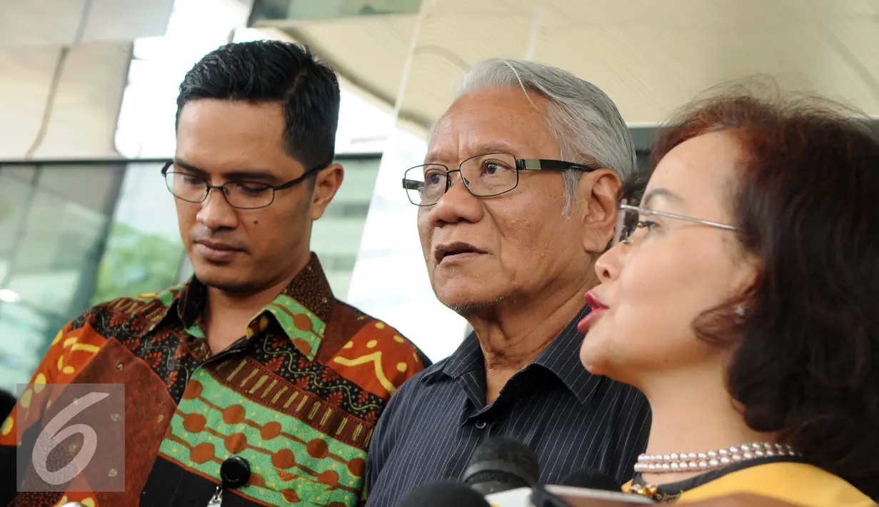Jubir KPK Febri Diansyah (kiri) mendampingi timsel komisioner KPU-Bawaslu Harjono (tengah) dan Betti Alisjahbana usai bertemu dengan pimpinan KPK di Gedung KPK Jakarta, Selasa (17/1). (Liputan6.com/Helmi Affandi)