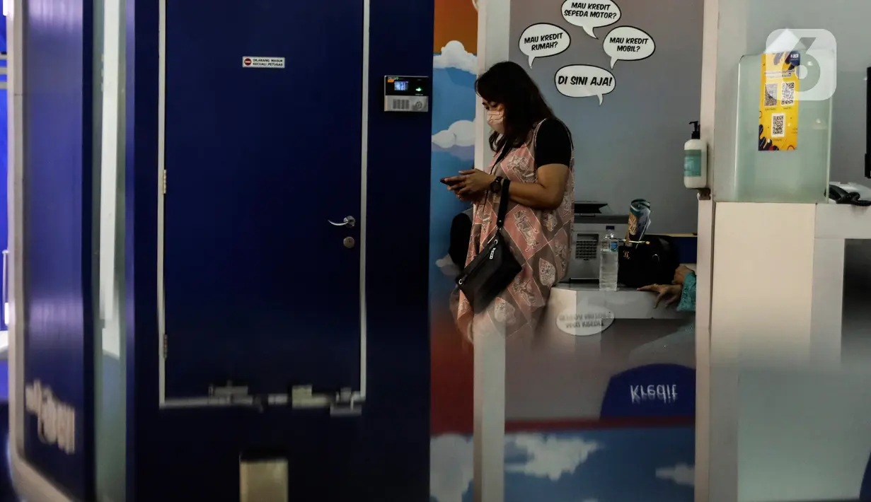 Warga melakukan transaksi di mesin ATM kawasan Kuningan, Jakarta, Rabu (12/10/2022). Menurut data Bank Indonesia (BI), nilai transaksi uang elektronik per Agustus 2022 mengalami pertumbuhan sebesar 43,24 persen year on year (yoy). (Liputan6.com/Johan Tallo)