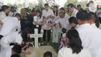 Keluarga besar menaburkan bunga di pusara Chairman dan Founder Grup Ciputra Dr (HC), Almarhum Ir. Ciputra di pemakaman keluarga, Jonggol, Bogor, Kamis (5/12/2019). Ciputra meninggal dunia dalam usia 88 tahun di rumah sakit di Singapura pada 27 November 2019 lalu. (Liputan6.com/Herman Zakharia)