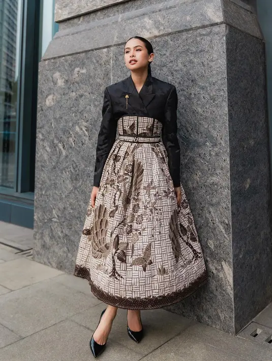 Gaun batik kontemporer yang dikenakan Maudy Ayunda merupakan rancangan Wilsen Willim [@maudyayunda]