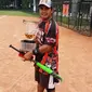 Apolonia Rosales saat bermain untuk Lakidende Kendari di turnamen softball nasional memperebutkan trofi Giant Cup 2010. (Liputan6.com/Ahmad Akbar Fua)