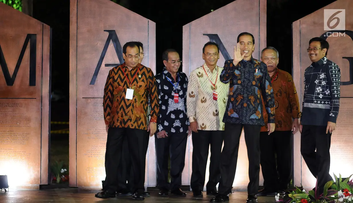 Presiden RI, Joko Widodo (keempat dari kiri) memberi salam saat meresmikan Simpang Susun Semanggi di Jakarta, Kamis (17/8). Bersama sejumlah menteri cabinet kerja, Presiden Jokowi meresmikan Simpang Susun Semanggi. (Liputan6.com/Helmi Fithriansyah)