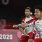 Ganda putri Indonesia Apriyani Rahayu (kanan) dan Greysia Polii bermain melawan Chen Qing Chen dan Jia Yi Fan dari China pada final badminton ganda putri Olimpiade Tokyo 2020 di Musashino Forest Sport, Senin (2/8/2021). Greysia / Apriyani menang 21-19 dan 21-15. (Alexander NEMENOV/AFP)