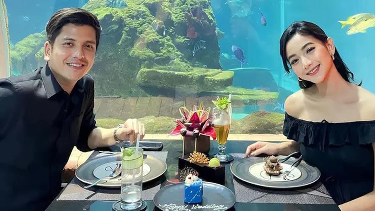 Rendi Jhon dan Glenca Chysara memukau dalam balutan busana hitam yang serasi.