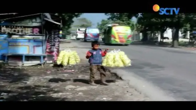 Fadil, bocah asal Garut ini rela putus sekolah dan berjualan kerupuk keliling, demi menghidupi ibu dan adiknya.