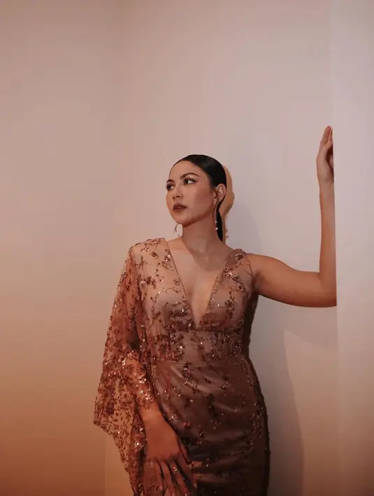 Sementara Jessica Mila memakai dress dengan potongan kerah rendah dan lengan asimetris. [Foto: Instagram @jscmila]