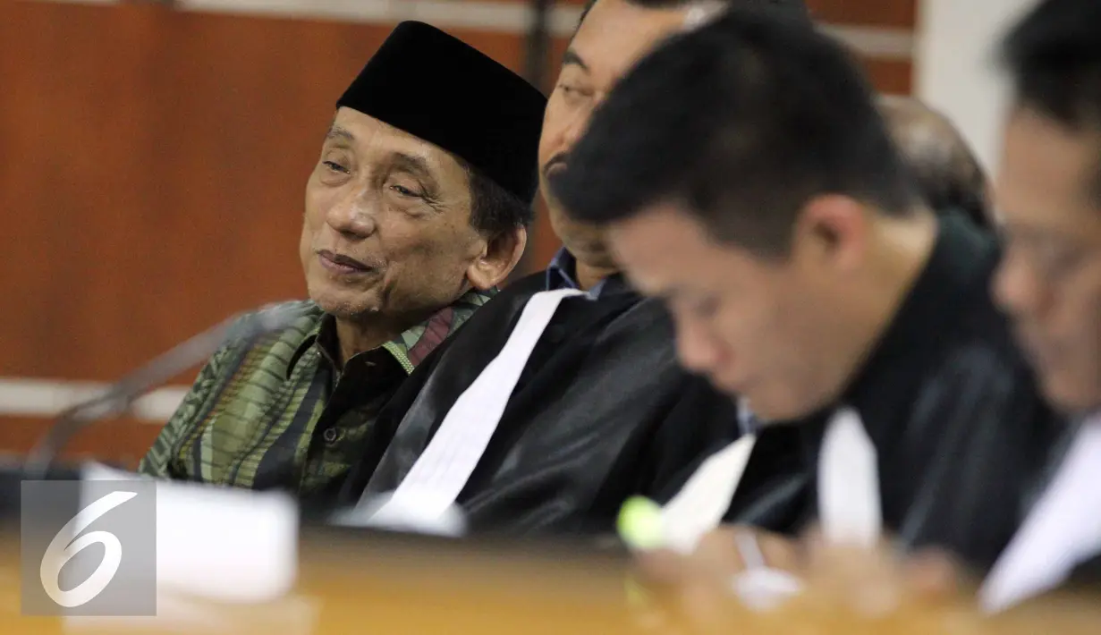 Terdakwa mantan Bupati Bangkalan Fuad Amin (kiri) saat mendengarkan keterangan saksi di Pengadilan Tipikor, Jakarta, Kamis (6/8/2015). Agenda sidang tersebut mendengarkan keterangan 17saksi. (Liputan6.com/Helmi Afandi)