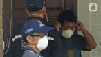 Petugas Dinkes Kota Depok melakukan sterilisasi dan evakuasi pekerja dirumah terjangkit virus corona  yang masih bertahan dirumah di Depok, Jawa Barat, Senin (2/3/2020). Dinkes Depok mengevakuasi pekerja untuk dibawa ke RSPI Sulyanti Saroso guna dilakukan pengecekan. (Liputan6.com/Herman Zakharia)