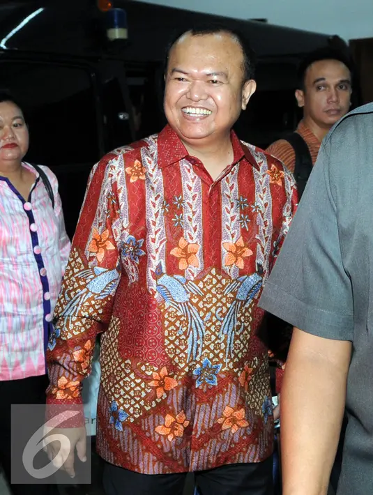 Terdakwa kasus dugaan penerimaan gratifikasi Patrice Rio Capella tersenyum usai sidang di Pengadilang Tipikor, Jakarta, Senin (7/12). JPU KPK menuntut Rio dengan hukuman pidana dua tahun penjara. (Liputan6.com/Helmi Afandi)