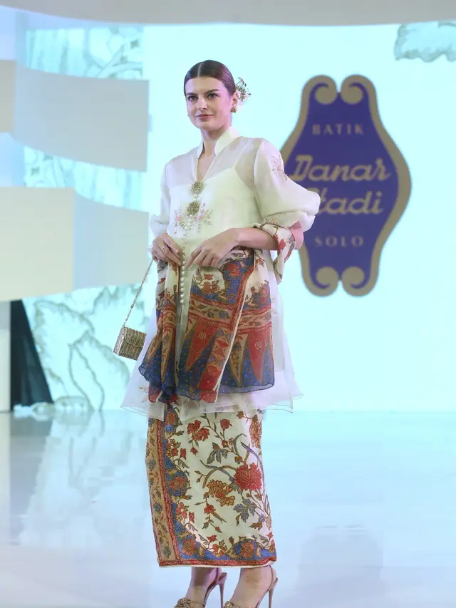 Rayakan Hari Jadi ke-57, Batik Danar Hadi Tampilkan Keindahan Kembang Parang dalam Siluet Modern