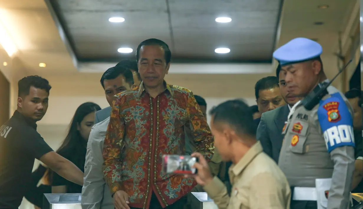 Bersama tim kuasa hukumnya, kedatangan Jokowi ke Polda Metro Jaya untuk melaporkan sejumlah pihak terkait tuduhan ijazah palsu. (merdeka.com/Arie Basuki)