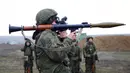 Pasukan Rusia mengikuti latihan di lapangan tembak Kadamovskiy, Rostov, Rusia, 14 Desember 2021. Rusia melakukan latihan militer dekat perbatasannya dengan Ukraina. (AP Photo)