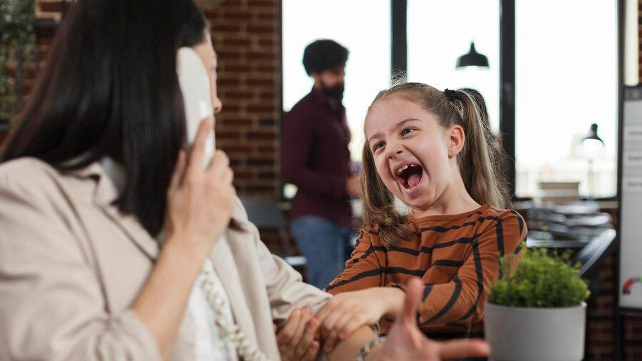 Anak dengan ADHD mungkin terlihat seperti anak-anak pada umumnya dalam banyak aspek. Namun, ada beberapa ciri khas yang membedakan mereka.